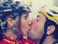 divertida selfie ciclistas besandose novios